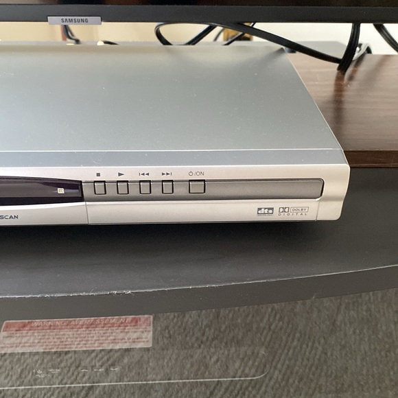 Sanyo. DVD player with remote - Picture 3 of 9